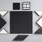 Gli elementi che compongono Tangram, un set da scrivania in pelle firmato Bertoni 1949